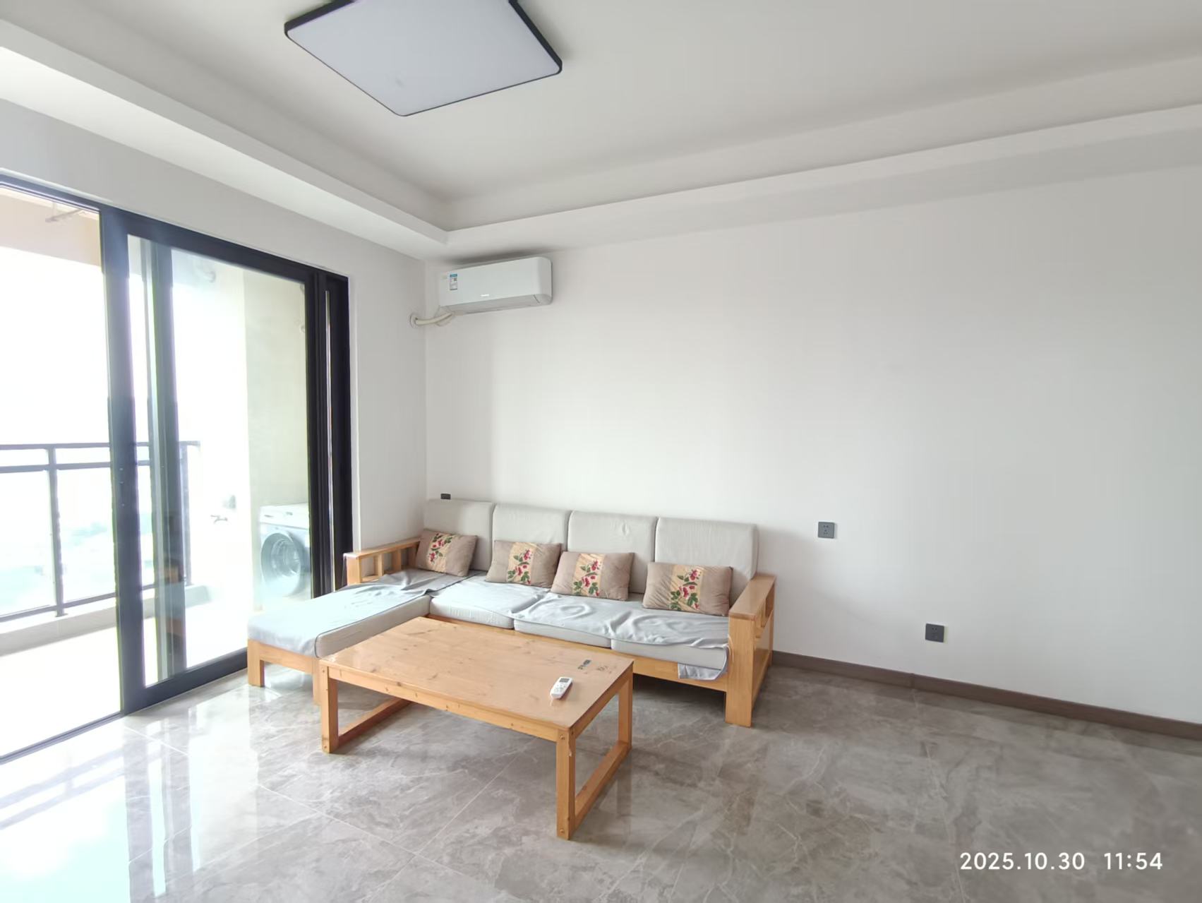 简单房屋配置出租 全屋4台空调